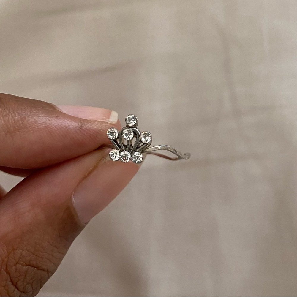 Minimal danity Silver ring with faux diamonds. - Picture 3 of 3